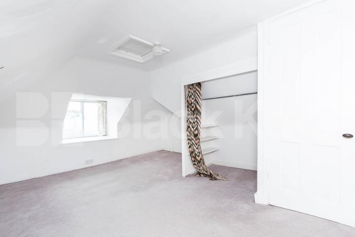 A elegant and historic 16th century detached house on an exclusive street   Totteridge Common, Highwood Hill